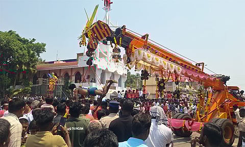 பறவை காவடி எடுத்து வந்த பக்தர்