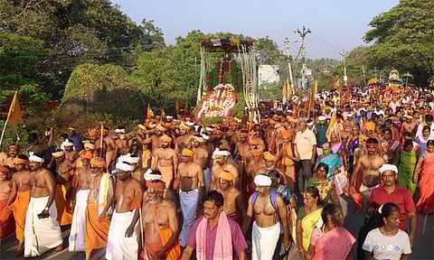 சாமி தோப்பு நோக்கி அய்யாவழி பக்தர்கள்  ஊர்வலம்