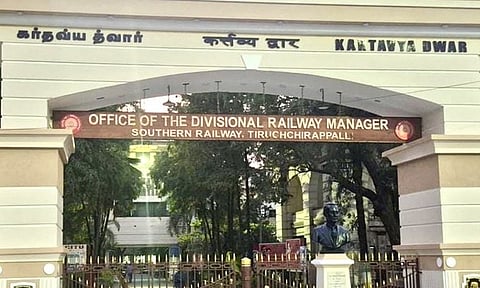 திருச்சி ரெயில்வே அலுவலகத்தின் நுழைவு வாயிலுக்கு இந்தியில் பெயர் - சு.வெங்கடேசன் கண்டனம்