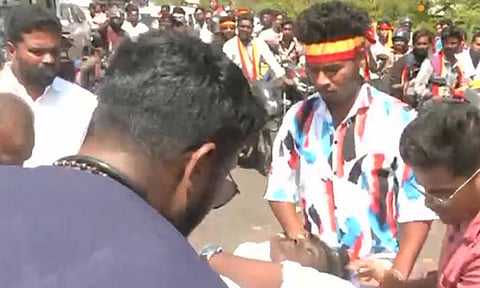 விஜய் வாகனத்தை பின் தொடர்ந்து பைக்கில் சென்ற இளைஞர்கள்: அடுத்தடுத்து விபத்தில் சிக்கியதால் அதிர்ச்சி