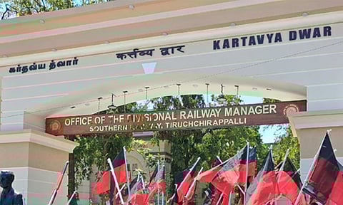 திருச்சி ரெயில்வே கோட்ட அலுவலக நுழைவு வாயிலில் உள்ள இந்தி பெயரை அகற்ற அதிகாரிகள் ஒப்புதல்