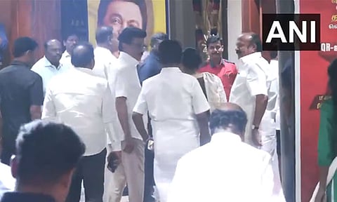 காங்கிரசுடன் தொகுதி பங்கீடு பேச்சுவார்த்தைக்காக தி.மு.க. தலைமையகத்திற்கு முதல்-அமைச்சர் மு.க. ஸ்டாலின் வருகை
