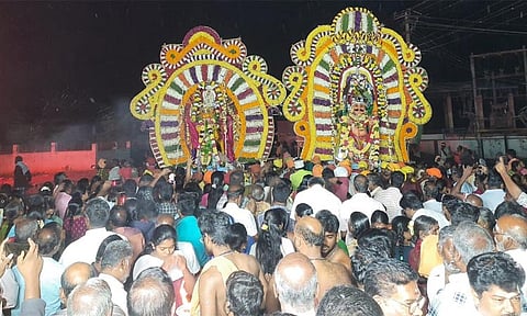 புஷ்ப பல்லக்கில் அம்மன் வீதியுலா