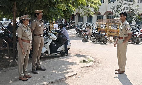 தூத்துக்குடி நீதிமன்ற வளாகத்தில் போலீசார் பாதுகாப்பு பணி: எஸ்.பி. ஆய்வு