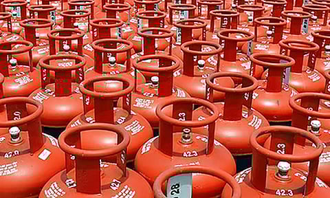 சமையல் எரிவாயு விலை உயர்வு: பொதுமக்கள் மீது கூடுதல் சுமை - காங்கிரஸ் கண்டனம்