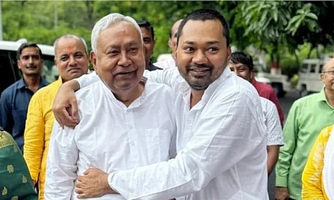 பீகார் முதல்-மந்திரி நிதிஷ்குமார் மகன் நிஷாந்த்  ஐக்கிய ஜனதா தளம் கட்சியில்  இணைந்தார்