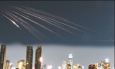 ஈரான் தாக்குதலில் 190 ஏவுகணைகள், 1,110 டிரோன்கள் இடைமறித்து அழிப்பு: அமீரக பாதுகாப்பு அமைச்சகம் தகவல் 