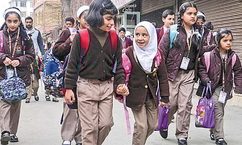 காஷ்மீரில் ஒரு வாரத்துக்கு பிறகு  பள்ளிகள் மீண்டும் திறப்பு