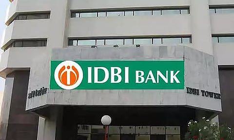 வங்கியில் வேலை: 1,300 காலிப்பணியிடங்கள்- விண்ணப்பிப்பது எப்படி?