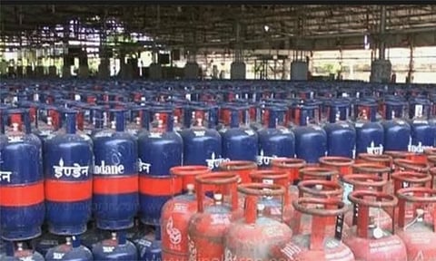 சிலிண்டர்கள் கையிருப்பு எவ்வளவு? - விவரம் அளிக்க எண்ணெய் நிறுவனங்களுக்கு தமிழ்நாடு அரசு உத்தரவு 