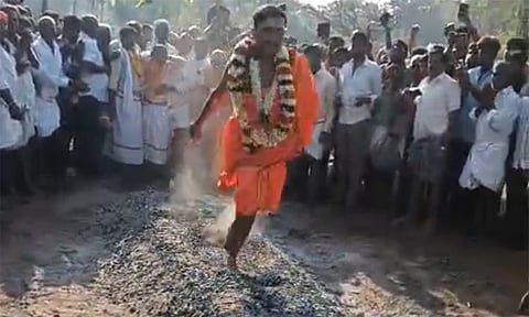 குண்டம் இறங்கிய பூசாரி