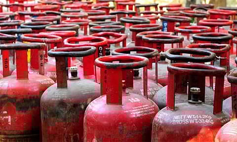 போர் சூழல்: எரிவாயு தட்டுப்பாடு ஏற்படும் அபாயம்: வீட்டு பயன்பாட்டு சிலிண்டர்கள் உற்பத்தியை அதிகரிக்க மத்திய அரசு உத்தரவு 
