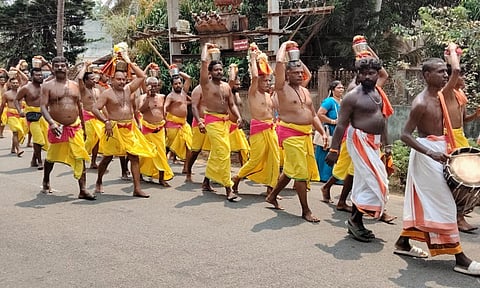 உண்ணாமலை கடையிலிருந்து சந்தனக்குட பவனி