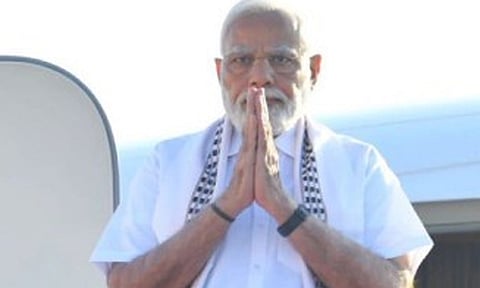 பட்டு வேட்டி சட்டையில் தமிழகத்திற்கு வந்த பிரதமர் மோடி