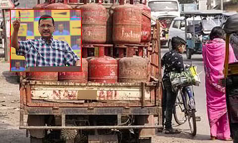 கியாஸ் சிலிண்டர் தட்டுப்பாடு; 1 கோடி பேர் வேலையிழக்கும் அபாயம்:  கெஜ்ரிவால் குற்றச்சாட்டு
