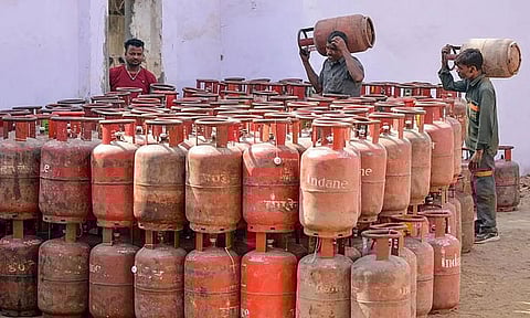 சிலிண்டர் தட்டுப்பாடு: கேரளாவில் ஆஸ்பத்திரிகள், பள்ளிகள், ஆதரவற்றோர் இல்லங்களுக்கு முன்னுரிமை