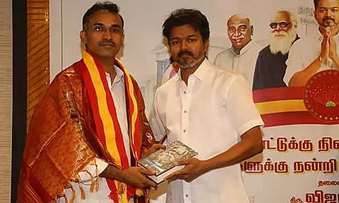 பேனர் வைப்பதில் கட்சிக்கு ஒரு நீதியா? தவெக கண்டனம்