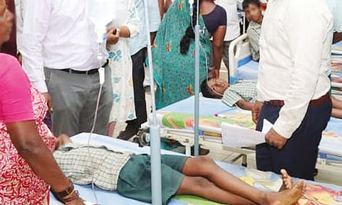 கோவையில் மதிய உணவு சாப்பிட்ட 44 மாணவர்கள் உடல் நலன் பாதிக்கப்பட்ட விவகாரம்: பள்ளி ஊழியர்கள் 3 பேர் சஸ்பெண்ட்