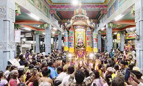 தேரில் எழுந்தருளிய முத்தாரம்மன்
