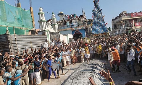 தலைமை பூசாரி குண்டம் இறங்கிய காட்சி