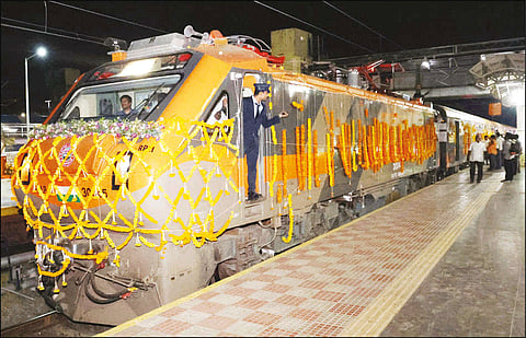 போத்தனூர் - தன்பாத் அம்ரித் பாரத் ரெயிலுக்கு சேலத்தில் உற்சாக வரவேற்பு
