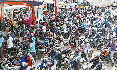 “வீண் பதற்றம் வேண்டாம்” என மத்திய, மாநில அரசுகள் கூறியும்.. பெட்ரோல் நிலையங்களில் அலைமோதும் மக்கள் கூட்டம்