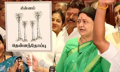 புதிய கட்சியின் பெயர், சின்னத்தை  அறிவித்தார் சசிகலா