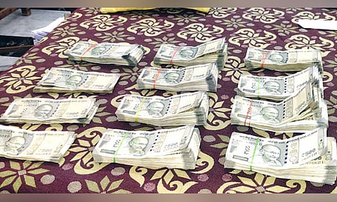 கழுகுமலை சார்பதிவாளர் அலுவலகத்தில் லஞ்ச ஒழிப்பு போலீஸ் சோதனை: கணக்கில் வராத ரூ.4.48 லட்சம் பறிமுதல்