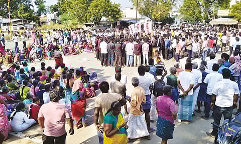 10 மணி நேரம் நீடித்த போராட்டம்: மாணவியின் உறவினர்களுடன் நடந்த பேச்சுவார்த்தையில் உடன்பாடு 