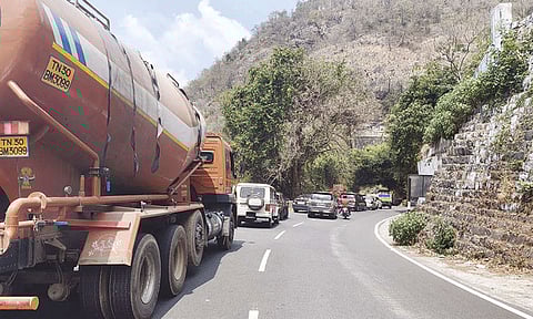 சீரமைப்பு பணி: ஏற்காடு மலைப்பாதையில் போக்குவரத்து நெரிசல்.. வாகன ஓட்டிகள் அவதி
