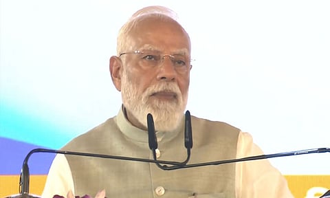 
மேற்கு வங்காளம்:  ரூ.18,689 கோடி மதிப்பிலான வளர்ச்சி பணிகளை துவக்கி வைத்த பிரதமர் மோடி