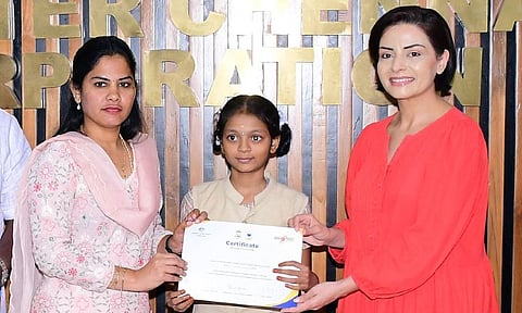 கால்பந்து பயிற்சித் திட்டம்:  70 மாணவர்களுக்கு சான்றிதழ்களை வழங்கிப் பாராட்டினார் மேயர் பிரியா