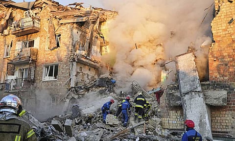 
உக்ரைன் மீது 430 டிரோன்கள், 68 ஏவுகணைகளை வீசி ரஷியா கடுமையான தாக்குதல்:  கட்டிடங்கள் தகர்ப்பு; 4 பேர் பலி