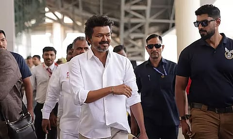 சிபிஐ விசாரணைக்கு டெல்லி புறப்பட்ட விஜய் பையில் கத்தரிக்கோல் - விமான நிலையத்தில் பரபரப்பு  

