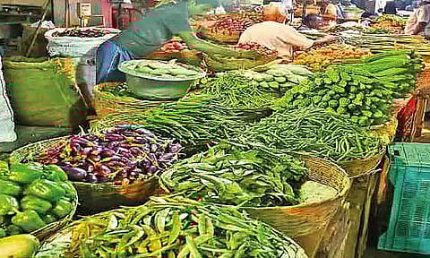 கோயம்பேட்டில் 2 டன் காய்கறி தேக்கம்.. வியாபாரிகள் கவலை
