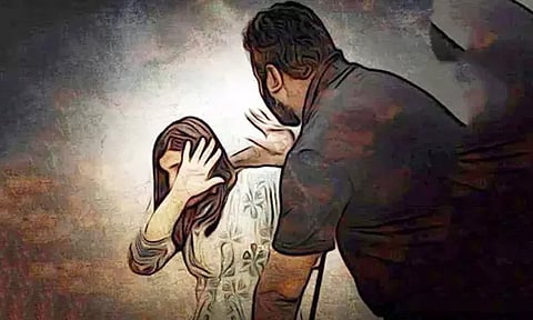 ஓடும் பஸ்சில் பாலியல் தொல்லை: போலீஸ்காரரை செருப்பால் அடித்த கல்லூரி மாணவி