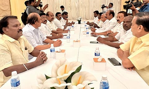 புதுச்சேரி சட்டசபை தேர்தல்: காங்கிரஸ் - திமுக  தொகுதி பங்கீடு பேச்சுவார்த்தை தொடக்கம்

