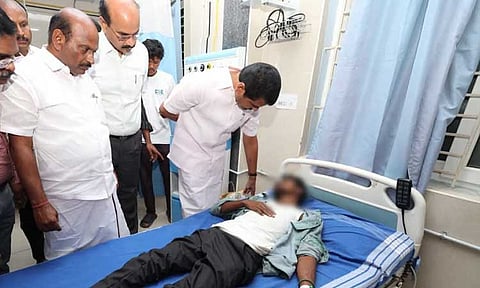 கரூர் பஸ் விபத்து:  மாணவர்களிடம் நலம் விசாரித்த செந்தில் பாலாஜி