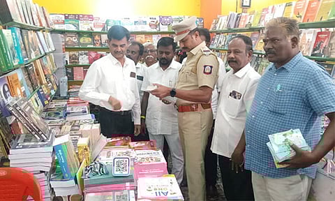 திருச்செந்தூரில் புத்தக திருவிழா தொடக்கம்: 10 ஆயிரம் தலைப்புகளில் ஒரு லட்சம் புத்தகங்கள் குவிப்பு