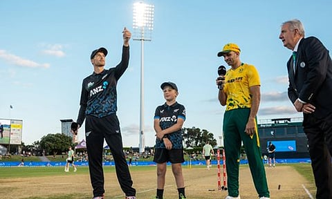 தென் ஆப்பிரிக்காவுக்கு எதிரான முதல் டி20 போட்டி - நியூசிலாந்து பேட்டிங் தேர்வு 