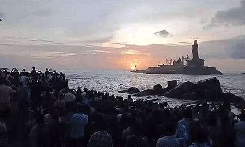 விடுமுறை தினம்: கன்னியாகுமரியில் குவிந்த சுற்றுலா பயணிகள்
