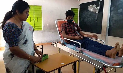 குடல்வால் பாதிப்பிலும் குன்றாத விடா முயற்சி: ஆம்புலன்சில் சென்று தேர்வு எழுதிய மாணவர்