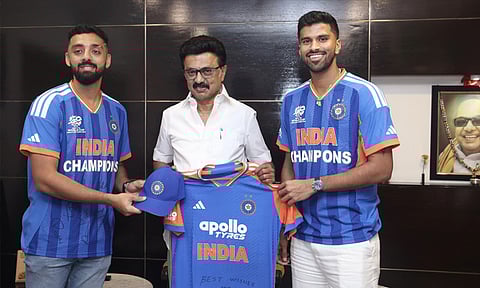 முதல்-அமைச்சரை சந்தித்து வாழ்த்து பெற்ற வாஷிங்டன் சுந்தர், வருண் சக்கரவர்த்தி