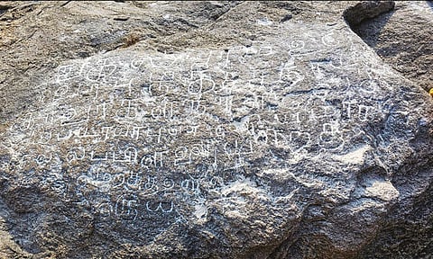 செஞ்சி அருகே 400 ஆண்டுகள் பழமை வாய்ந்த பாறை கல்வெட்டுகள் கண்டுபிடிப்பு