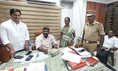 தூத்துக்குடியில் தேர்தல் பறக்கும் படையினர் அதிரடி சோதனை: காரில் ரூ.4.5 லட்சம் பறிமுதல்