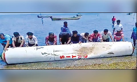 தொண்டி அருகே நடுக்கடலில் பி.எஸ்.எல்.வி. ராக்கெட்டின் பாகம் மீட்பு