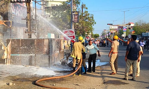 தூத்துக்குடியில் டிரான்ஸ்பார்மர் வெடித்து தீ விபத்து: பைக் எரிந்து சேதம்