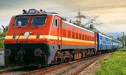 
ரெயில் தண்டவாளங்களுக்கு அருகே குப்பைகளை எரிப்பதைத் தவிர்க்க வேண்டும்:  தெற்கு ரெயில்வே வேண்டுகோள்