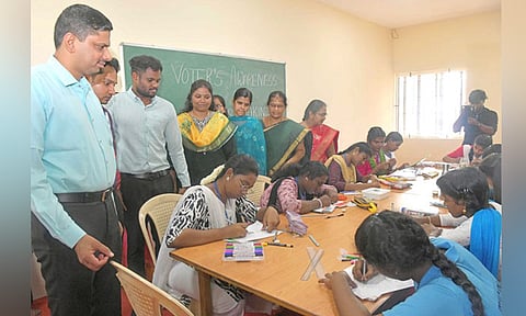 முதல்முறை வாக்காளர்கள் எதற்கும் அடிபணியாமல் வாக்களிக்க வேண்டும்: தூத்துக்குடி கலெக்டர் அறிவுறுத்தல்