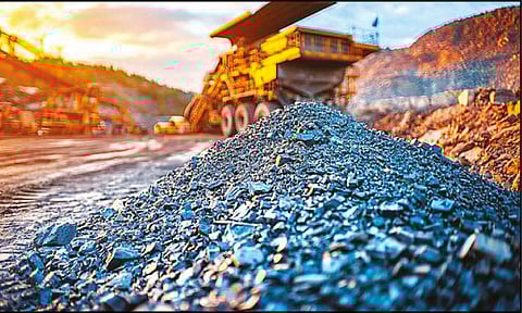 கேரளாவுக்கு கனரக லாரிகளில் கடத்த ரூ.200 கோடி கற்கள் குவித்து வைப்பா? - ஆய்வு செய்ய மதுரை ஐகோர்ட்டு உத்தரவு